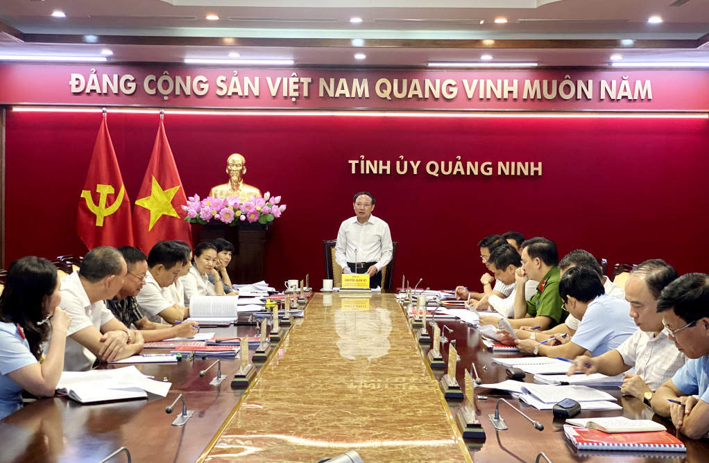 Đồng chí Nguyễn Xuân Ký, Ủy viên Trung ương Đảng, Bí thư Tỉnh ủy, Chủ tịch HĐND tỉnh, chủ trì cuộc họp.