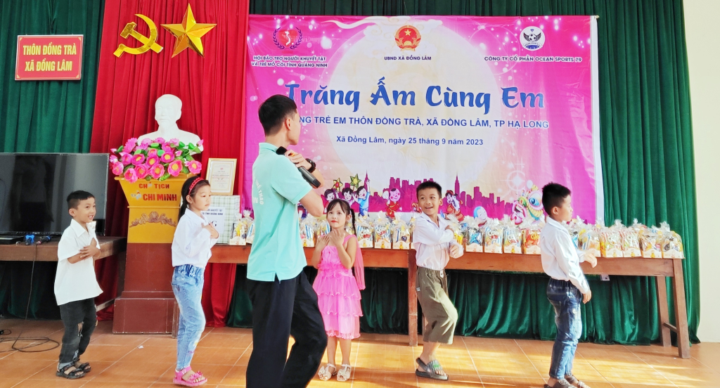 Các em học sinh thôn Đồng Trà (xã Đồng Lâm) tham gia trò chơi cùng với các nhà hảo tâm trong chương trình vui Tết Trung Thu.