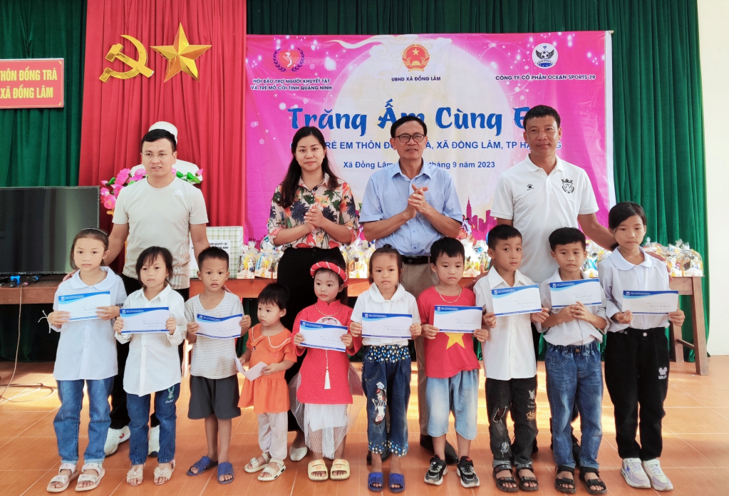 Lãnh đạo Hội Bảo trợ NKT-TMC tỉnh cùng đại diện Công ty CP Ocean Sports 79 đã trao thưởng cho các em học sinh vượt khó vươn lên trong học tập.