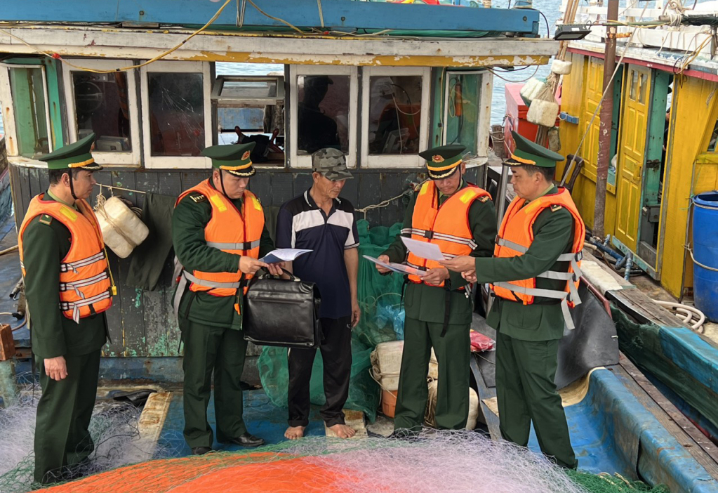 Đồn BP Quan Lạn tuyên truyền pháp luật cho ngư dân làm ăn trên vùng biển Vân Đồn. 