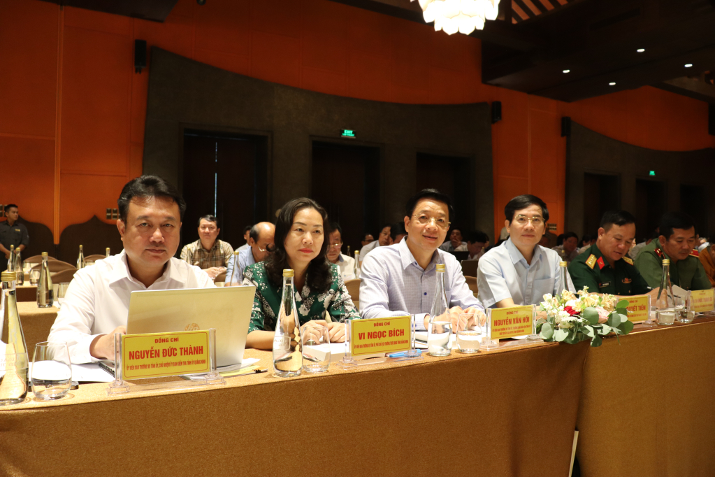 Lãnh đạo tỉnh Quảng Ninh lắng nghe các bài phát biểu. 