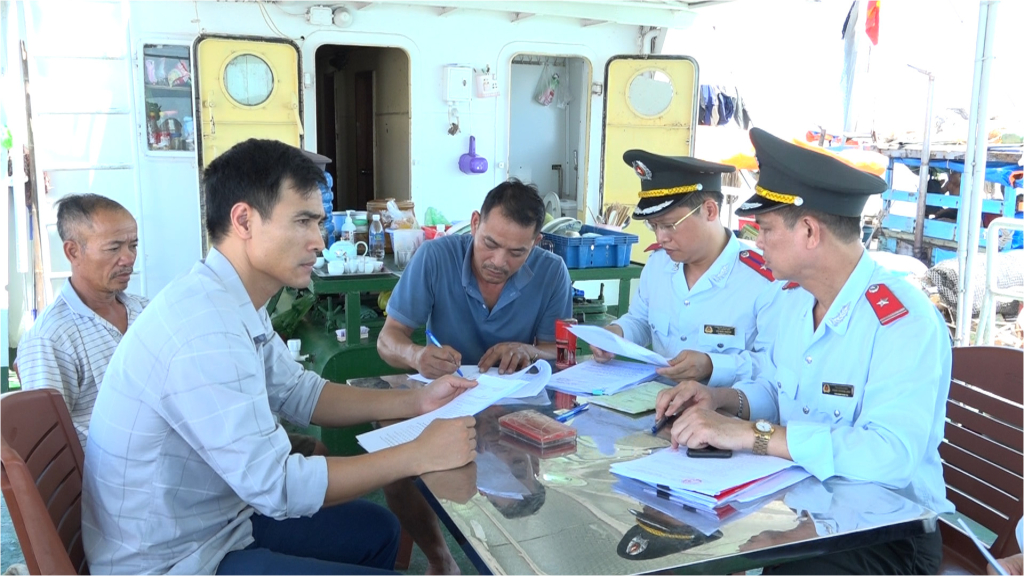 Các lực lượng chức năng huyện Hải Hà làm việc với các chủ tàu cá về việc chấp hành các quy định của pháp luật trong đánh bắt thủy sản. Ảnh: Nguyễn Hằng (Trung tâm TT-VH Hải Hà)
