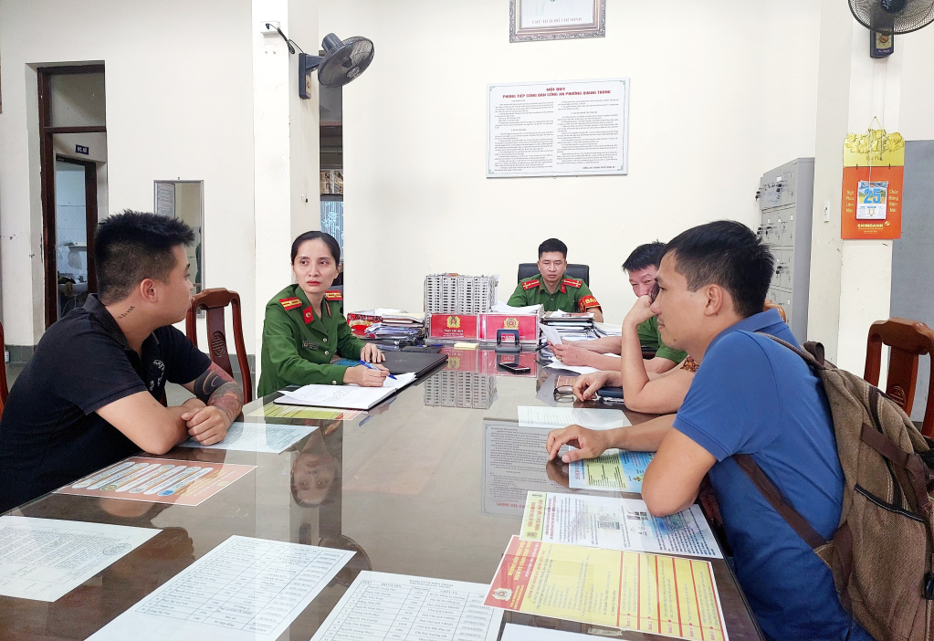 Thiếu tá Thu Giang xuống địa bàn các phường, xã để trực tiếp hỗ trợ, tư vấn cho Nhân dân về các thủ tục hành chính liên quan đến công tác thi hành án.