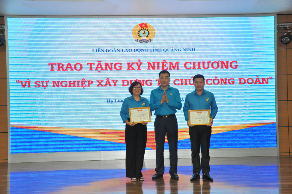 Đồng chí Tô Xuân Thao, Chủ tịch LĐLĐ tỉnh trao kỷ niệm chương Vì sự nghiệp xây dựng tổ chức công đoàn của Tổng LĐLĐ Việt Nam cho 2 cá nhân.