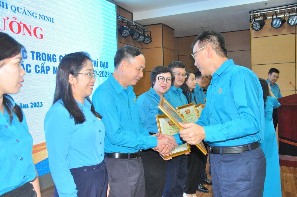 LĐLĐ tỉnh khen thưởng các tập thể trong công tác tổ chức Đại hội công đoàn các cấp.