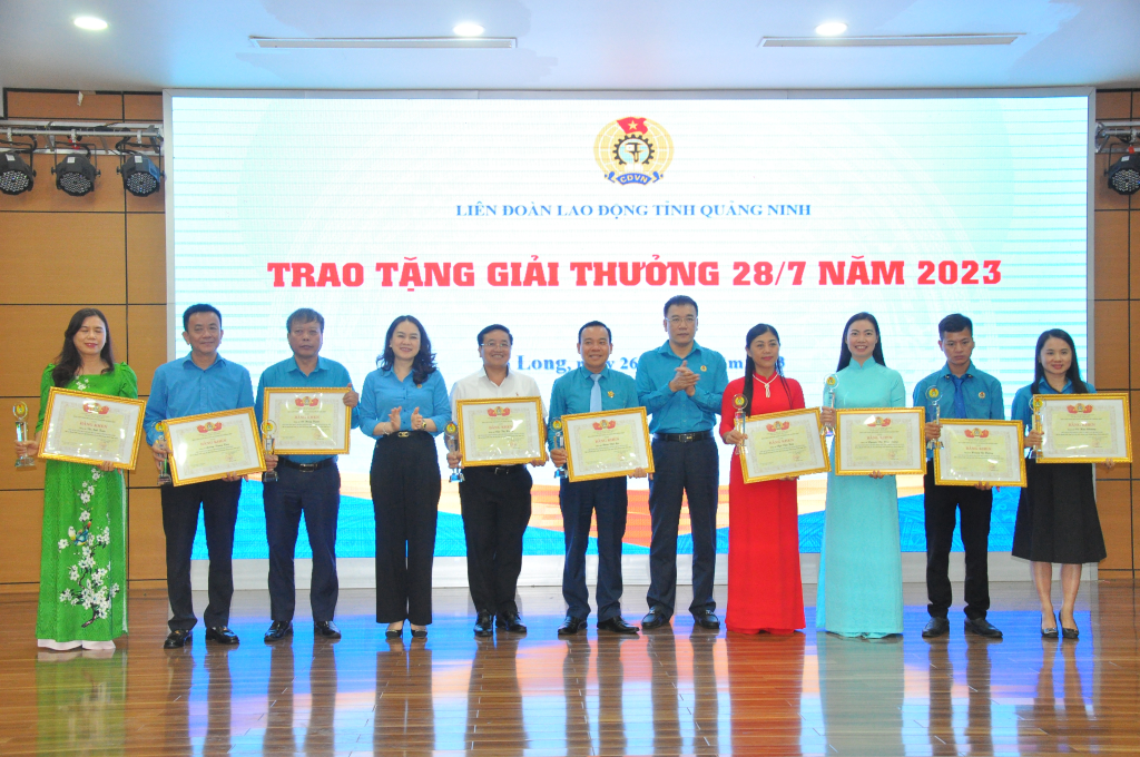 Các chủ tịch công đoàn cơ sở xuất sắc được nhận giải thưởng 28/7.