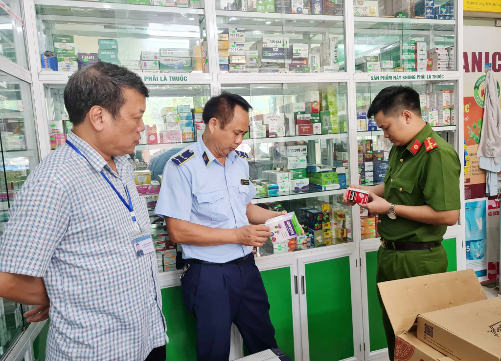 Các ngành chức năng của TX Quảng Yên kiểm tra việc chấp hành pháp luật tại một cửa hàng thuốc trên địa bàn.