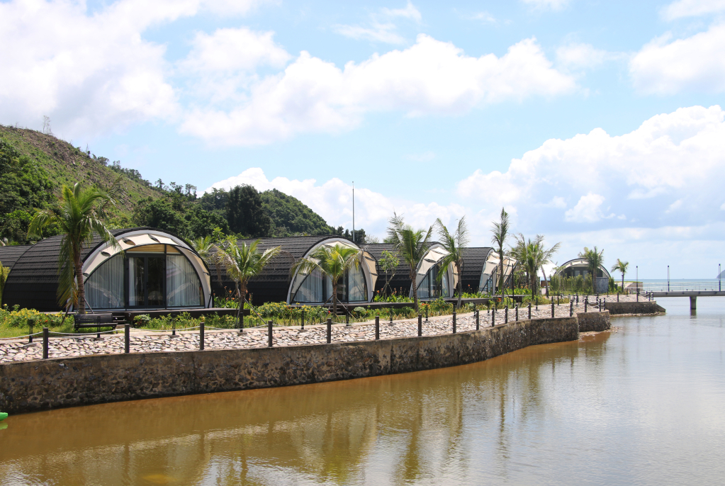 Đầu Rồng Resort hiện đưa vào vận hành 42 bungalow cao cấp riêng biệt với thiết kế hiện đại, sang trọng, đầy đủ tiện ích cao cấp.