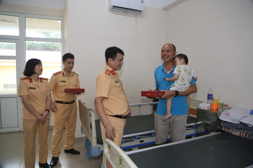 Tặng quà Trung thu đến gia đình các bệnh nhi.