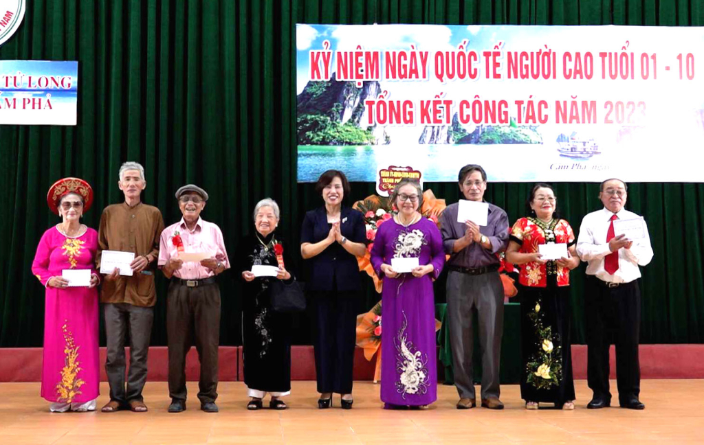 Lãnh đạo TP Cẩm Phả trao danh hiệu