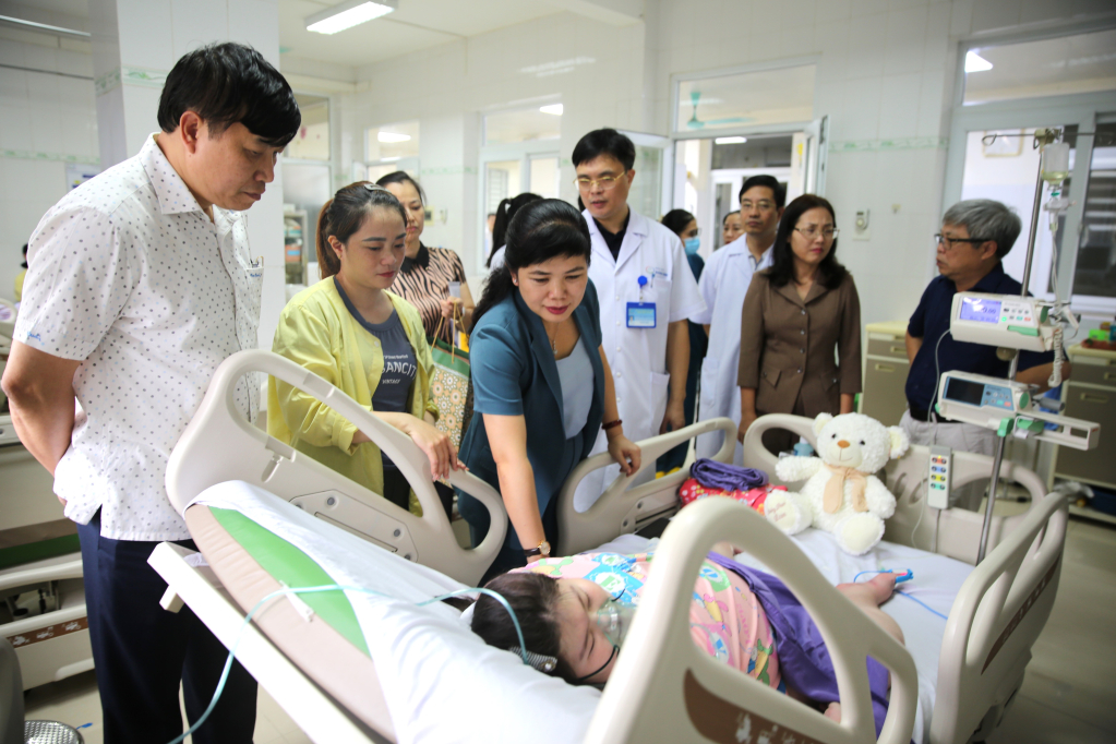 Phó trưởng Đoàn Đại biểu Quốc hội chuyên trách tỉnh Quảng Ninh Nguyễn Thị Thu Hà thăm hỏi, động viên bệnh nhi đang phải điều trị tích cực. 