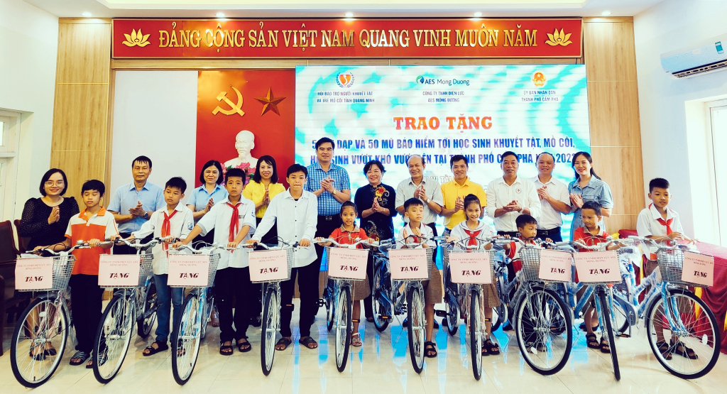 Lãnh đạo Hội Bảo trợ NKT-TMC tỉnh đại diện Công ty TNHH Điện lực AES Mông Dương và chính quyền địa phương TP Cẩm Phả trao tặng xe đạp cho học sinh mồ côi, khuyết tật, học sinh vượt khó vươn lên trên địa bàn phường Mông Dương.