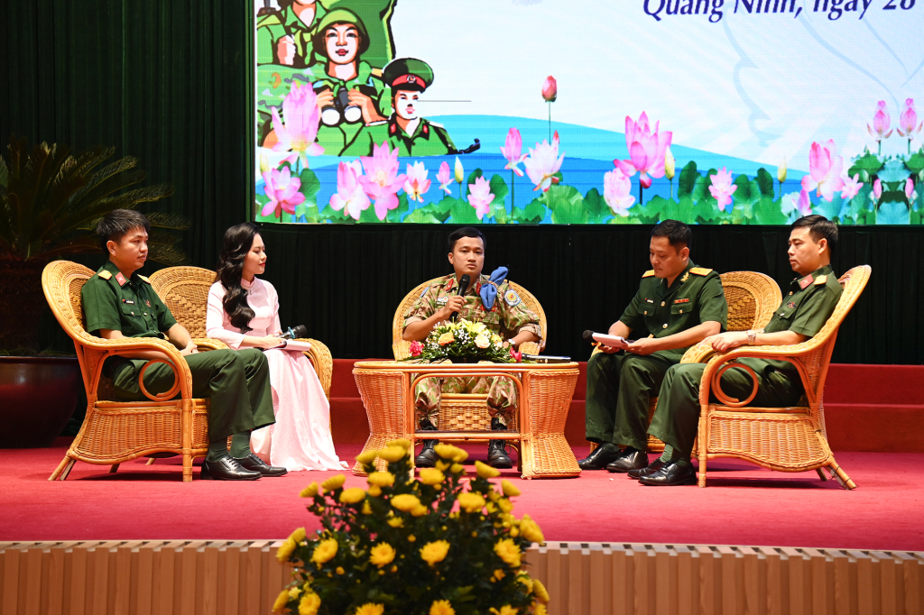 Đồng chí Trung úy CN, Nguyễn Đức Hiệp, Cán bộ tham gia Gìn giữ hoà bình Việt Nam tại Nam SuDan (Châu Phi), chia sẻ tại buổi tọa đàm.