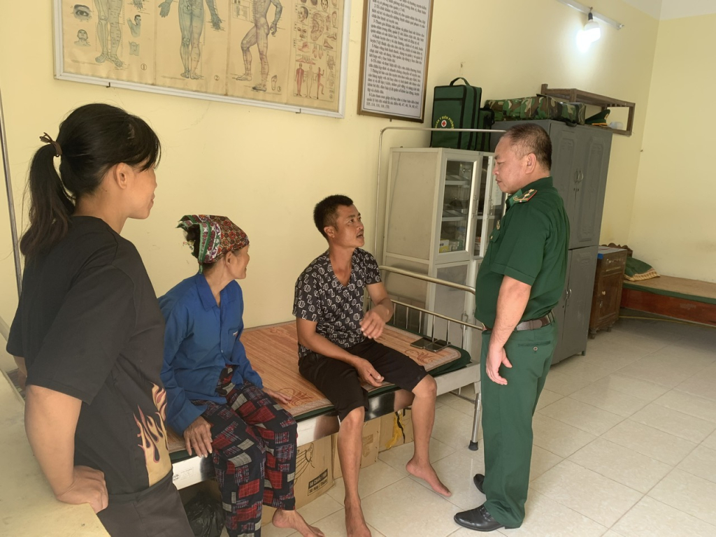 Cán bộ Đồn BP Đảo Trần hỏi thăm, động viên tinh thần các nạn nhân vụ chìm tàu.