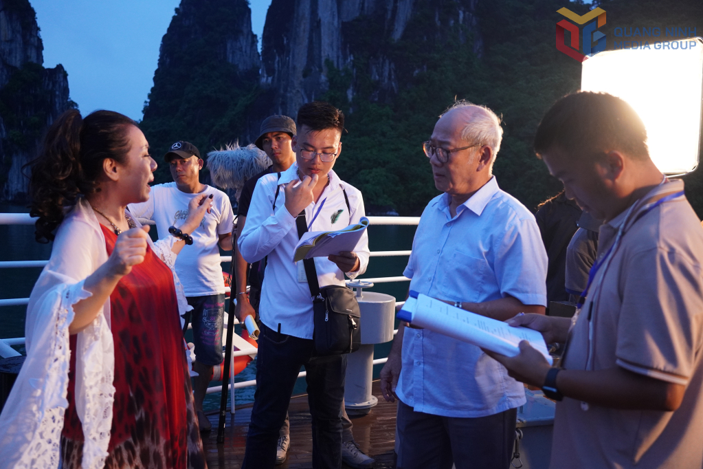 Nghệ sĩ Ưu tú Bắc Việt và Nghệ sĩ Vùng mỏ Vân Anh chuẩn bị cho vai diễn trên du thuyền Paradie trên Vịnh Hạ Long.