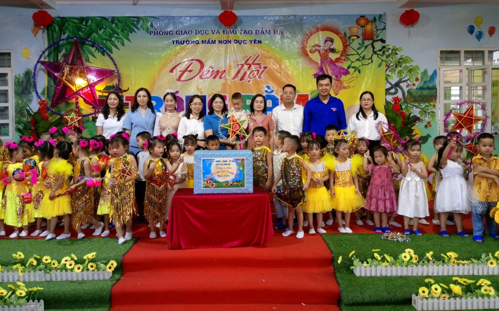 Đồng chí Đỗ Thị Ninh Hường, Bí thư Huyện ủy tặng quà trung thu các cháu trường MN Dực Yên.