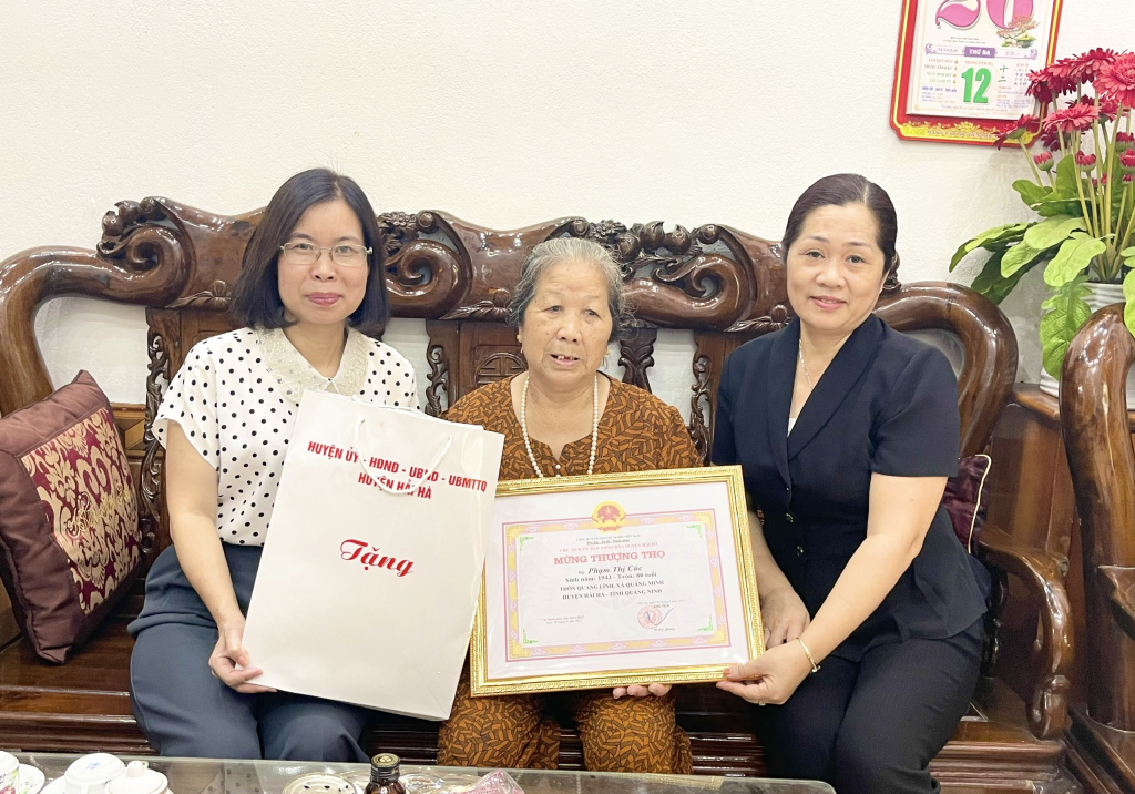 Ảnh 1: Đồng chí Nguyễn Kim Quy – Phó Chủ tịch HĐND huyện tặng quà cụ Phạm Thị Cúc, tròn 80 tuổi tại thôn Quang Lĩnh, xã Quảng Minh.