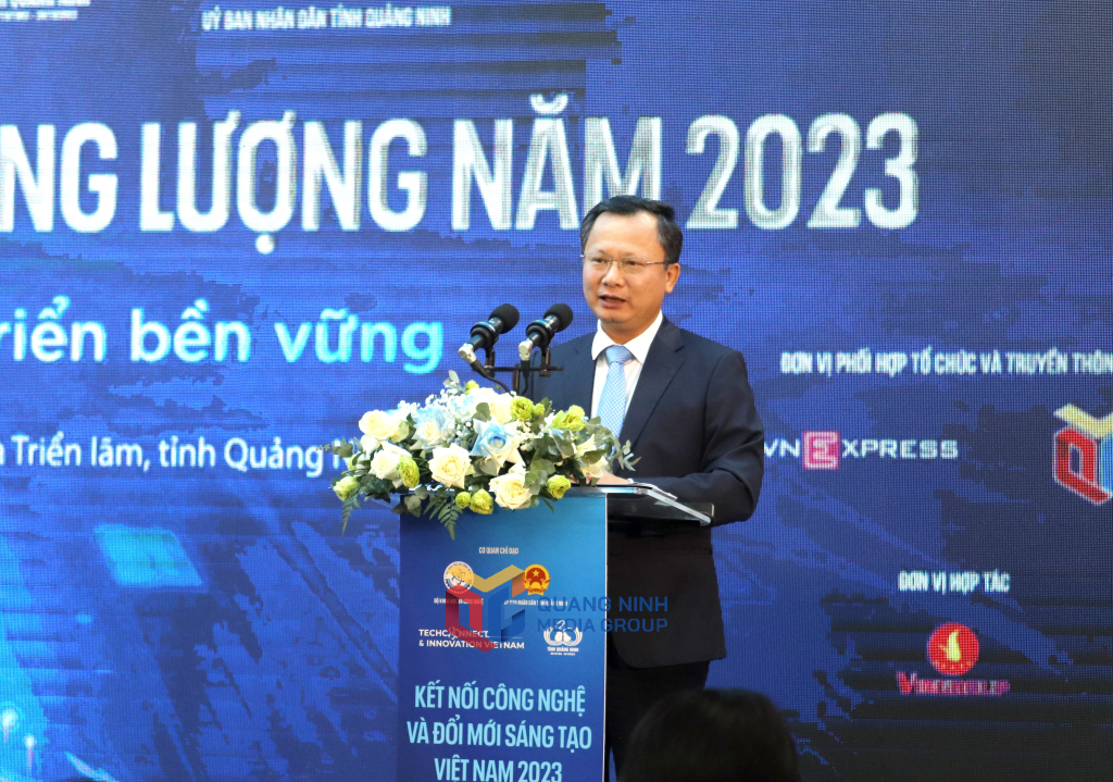 Đồng chí Cao Tường Huy, Quyền Chủ tịch UBND tỉnh phát biểu tại Diễn đàn. 
