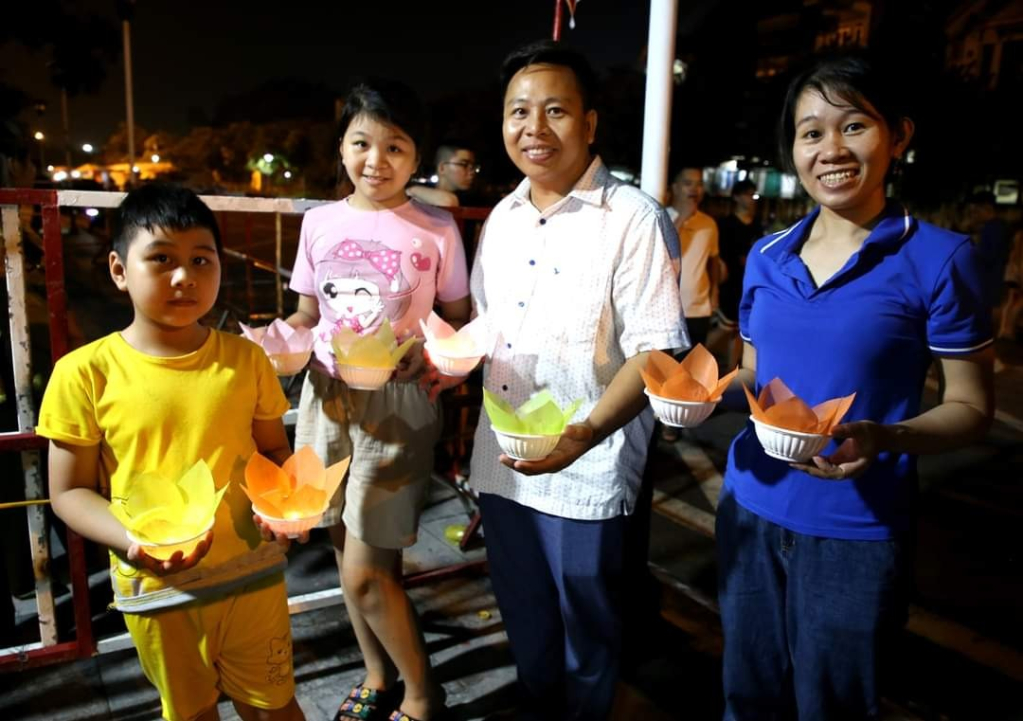 Người dân phấn khởi thả đèn hoa đăng cầu mong những điều tốt lành đến với gia đình mình