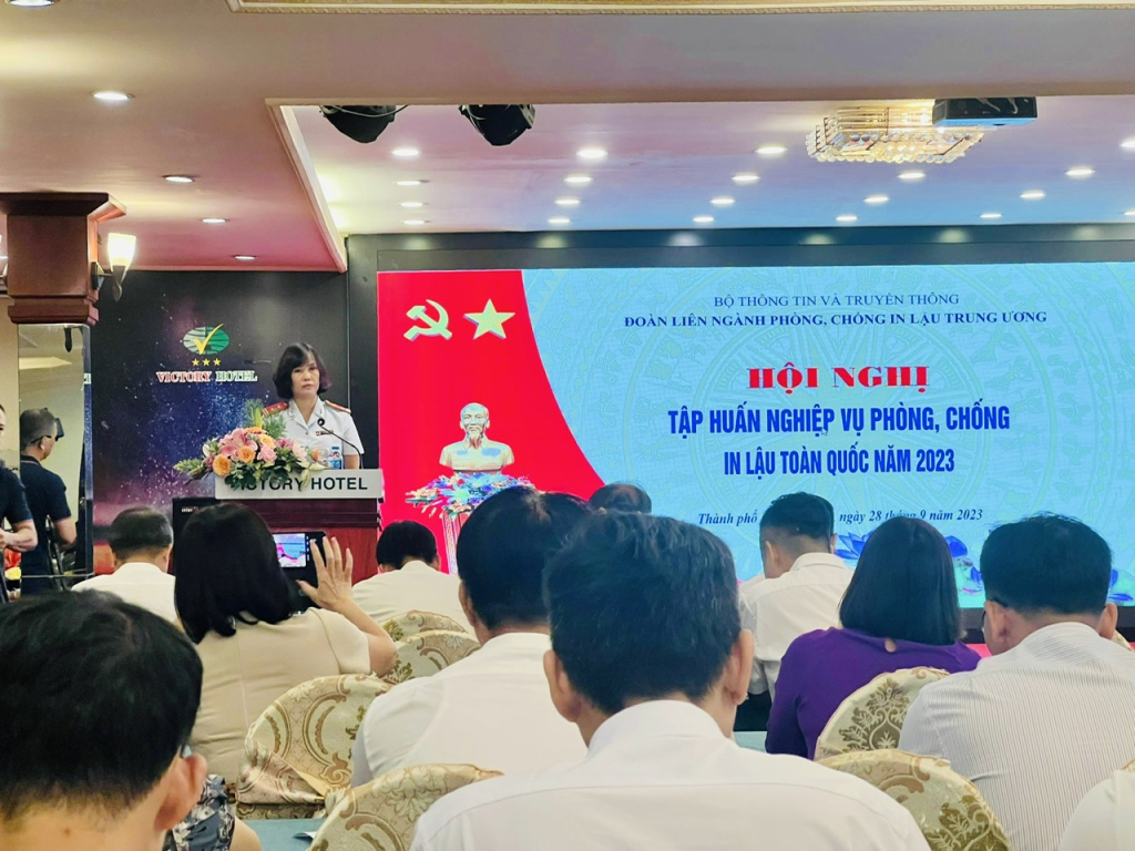 Đại diện Đội liên ngành phòng, chống in lậu tỉnh Quảng Ninh, bà Ngô Thị Thúy Hằng tham luận tại hội nghị.