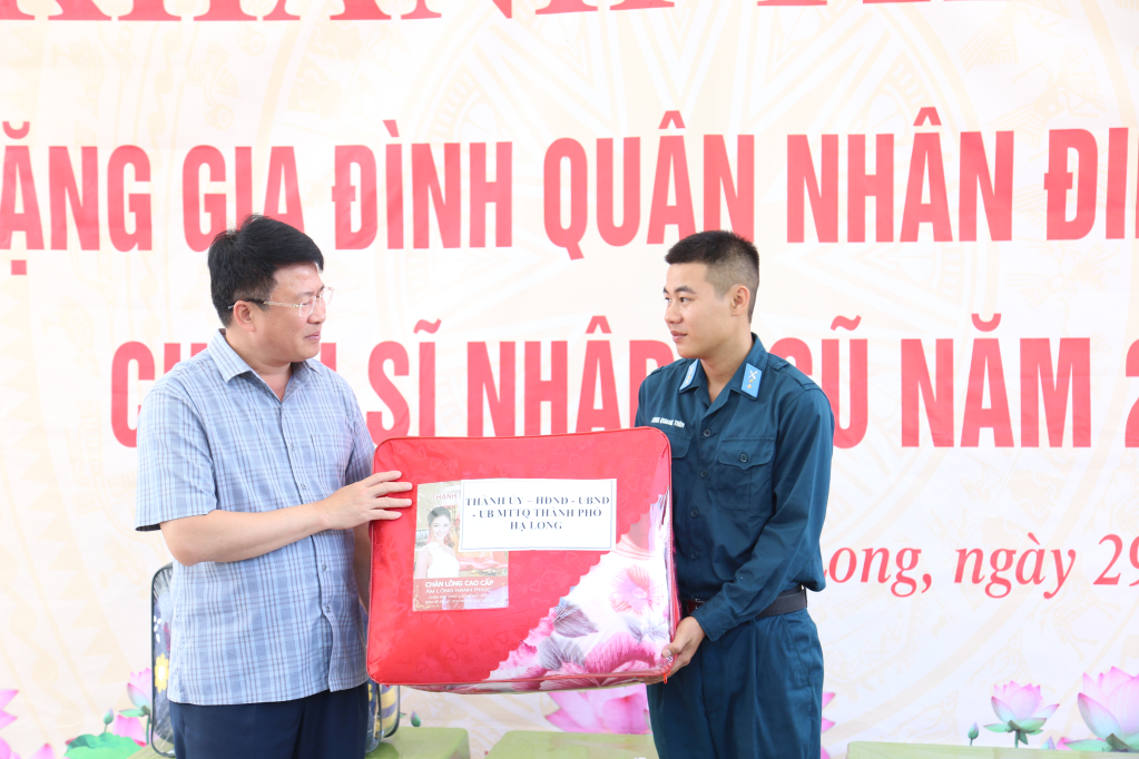 Đồng chí Nguyễn Ngọc Sơn, Phó Chủ tịch UBND Thành phố tặng quà động viên gia đình.
