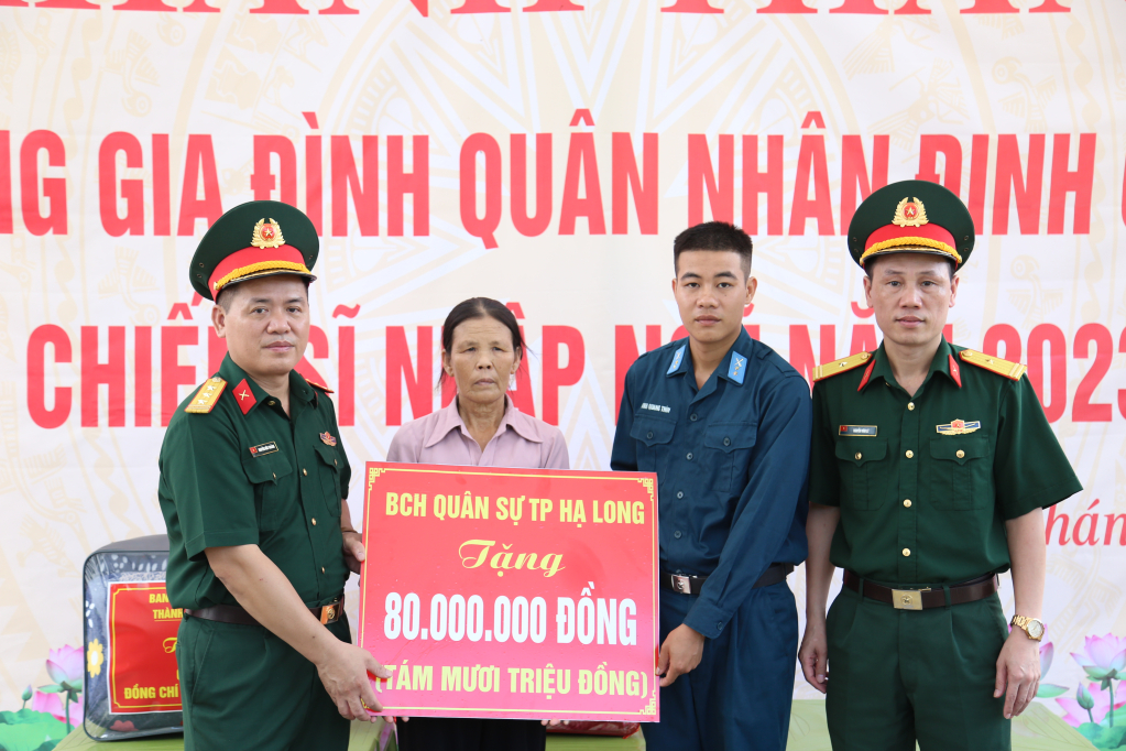 Ban CHQS Thành phố trao kinh phí xây dựng nhà ở cho gia đình.