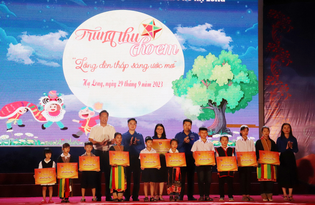 Ban Thường vụ Tỉnh đoàn trao tặng 01 sân vui chơi cho trẻ em và 10 góc học tập “cùng em hướng tới tương lai” cho thiếu nhi thành phố Hạ Long.
