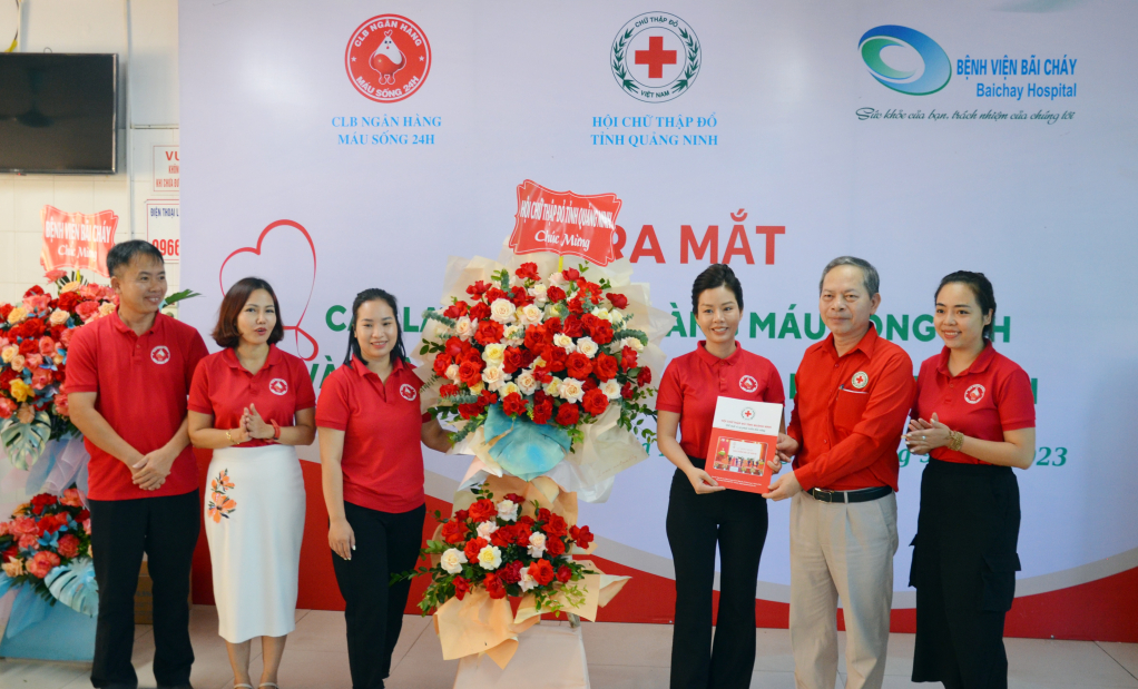 Thường trực Ban Chỉ đạo hiến máu tình nguyện tỉnh, Chủ tịch Hội Chữ thập đỏ tỉnh trao quyết định thành lập Câu lạc bộ Ngân hàng máu sống 24H