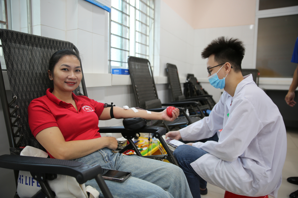 Trong sáng nay, nhiều thành viên CLB Ngân hàng máu sống 24H đã tham gia hiến máu tình nguyện.