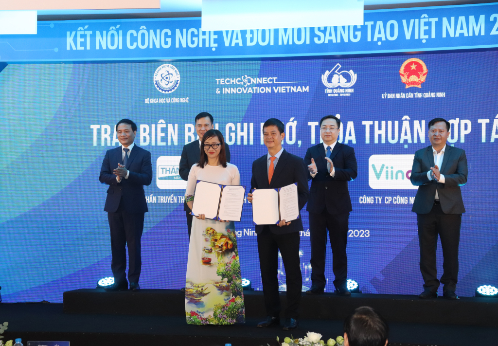 Trao giấy chứng nhận, biên bản ghi nhớ, thỏa thuận hợp tác giữa các đơn vị.