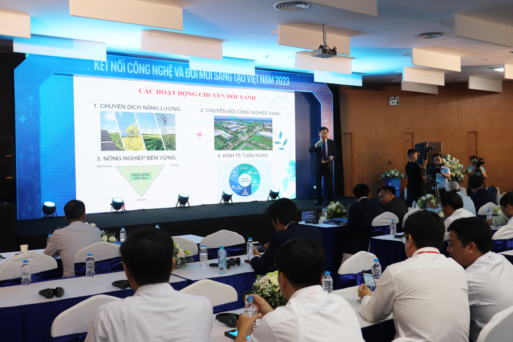 Các diễn giả tham luận, trao đổi tại diễn đàn.