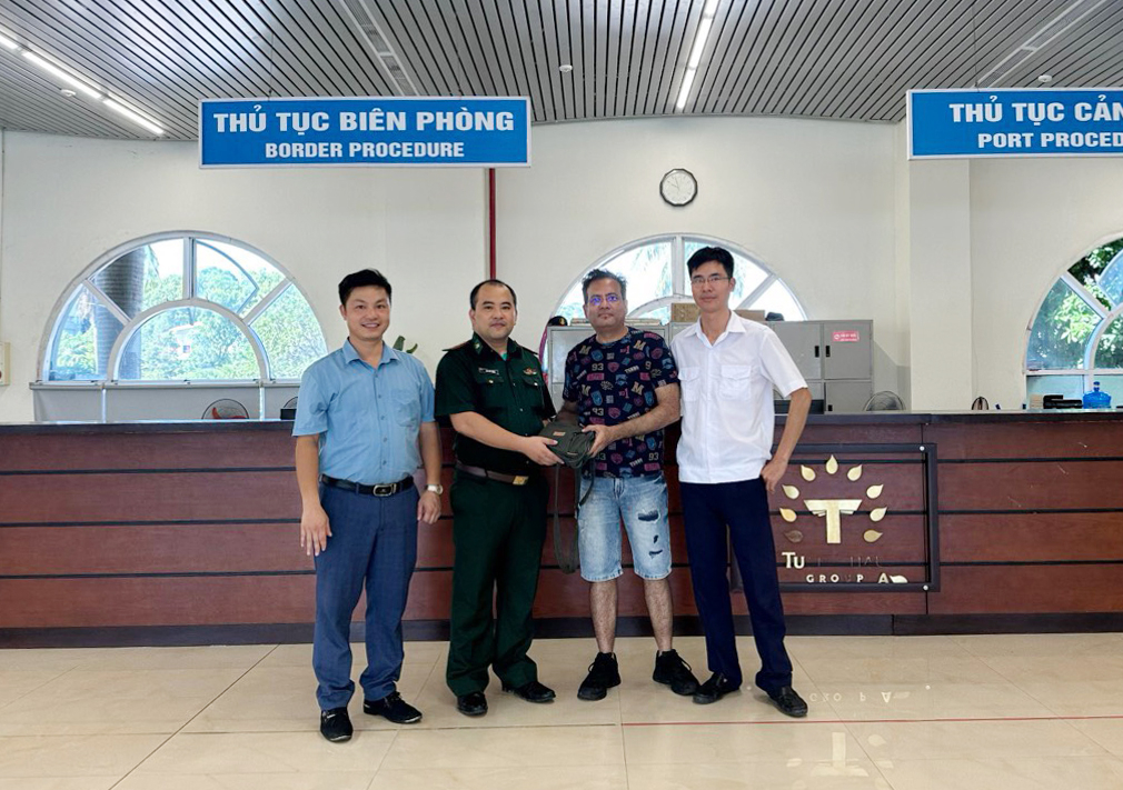 Trạm kiểm soát Biên phòng Tuần Châu, Công an phường Tuần Châu bàn giao túi sách cho người bị đánh rơi.
