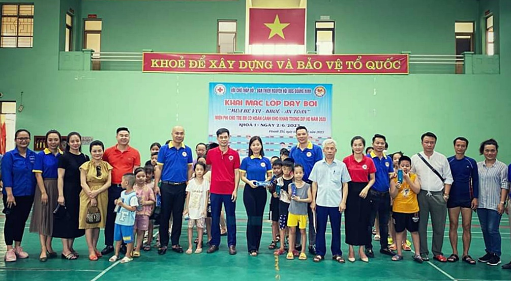 Chị Ngô Thị Liên (đứng giữa) và thành viên CLB Hội thiện nguyện bất động sản Quảng Ninh phối hợp với Hội Chữ thập đỏ TP Hạ Long tổ chức lớp dạy bơi cho học sinh có hoàn cảnh khó khăn tại phường Hoành Bồ (tháng 6/2023). Ảnh: Nhân vật cung cấp