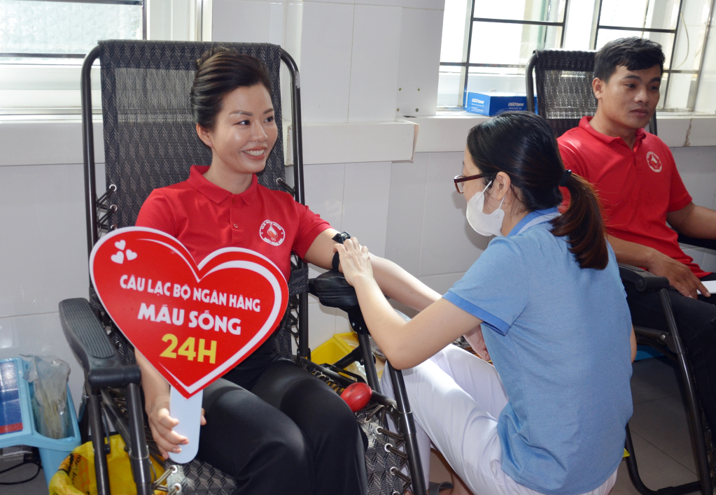 Chị Ngô Thị Liên tham gia hiến máu tình nguyện tại Điểm hiến máu Chữ thập đỏ tại Bệnh viện Bãi Cháy tháng 9/2023.