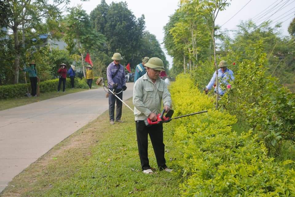 Bà con thôn Sán Xế Đông (xã Đông Ngũ, Tiên Yên) dọn dẹp, vệ sinh môi trường đường liên thôn. Ảnh cơ sở cung cấp