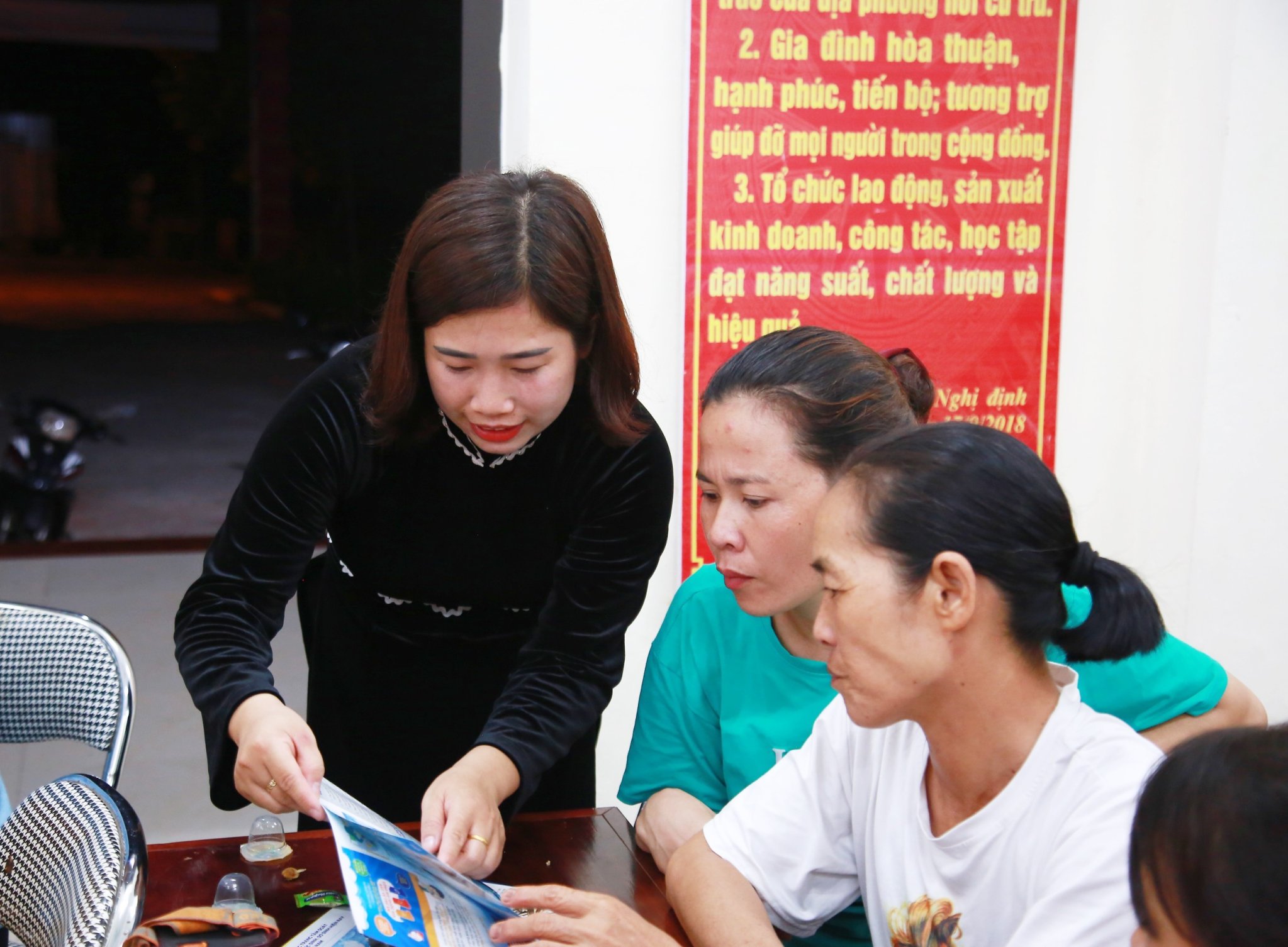 Hội LHPN xã Điền Xá tuyên truyền chính sách dân số KHHGĐ cho người dân trên địa bàn. Ảnh: Trần Hoàn (Trung tâm TT-VH Tiên Yên)