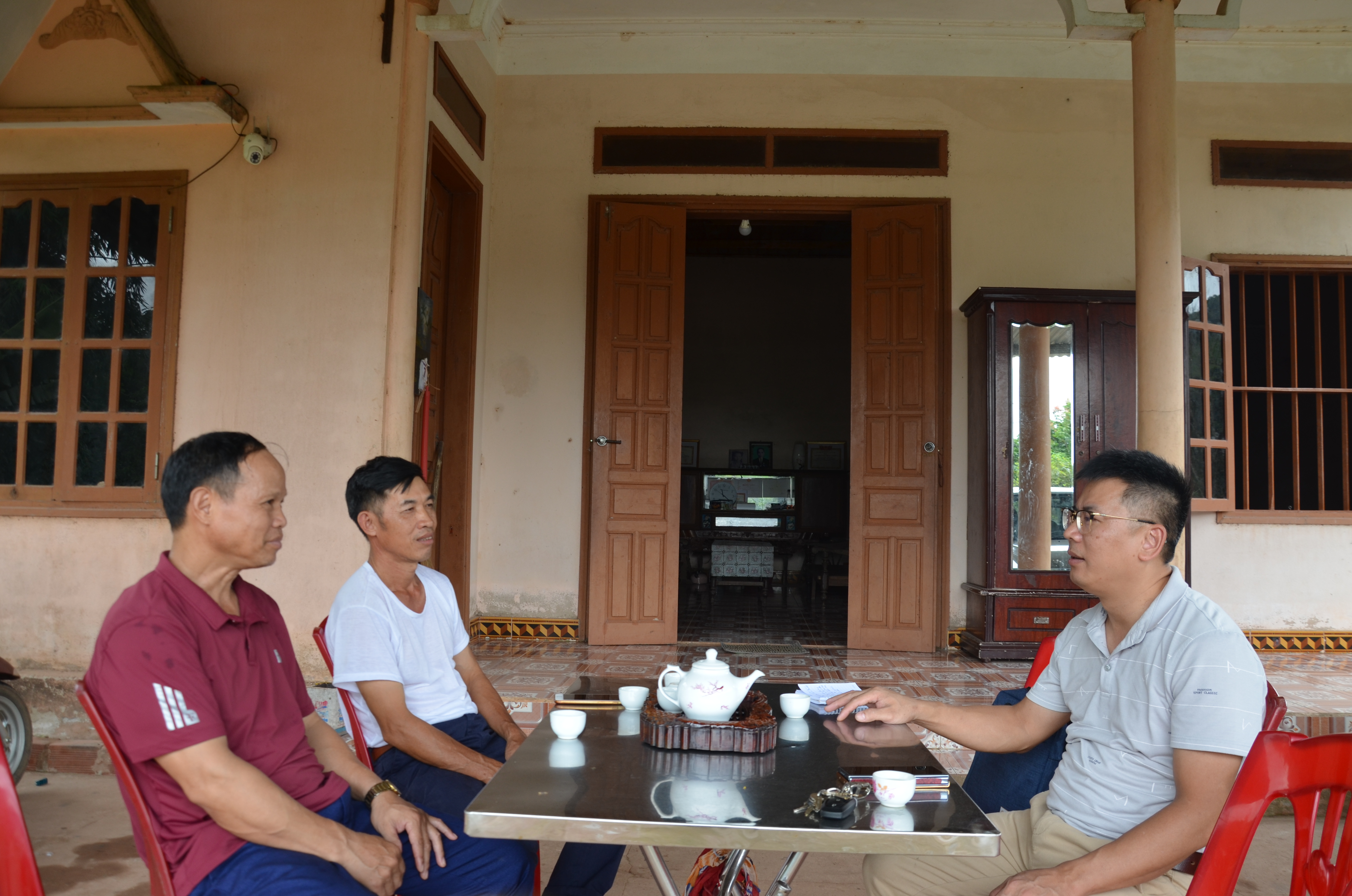 Lãnh đạo xã Đồng Sơn trò chuyện cùng đảng viên, nắm tình hình trong nhân dân.