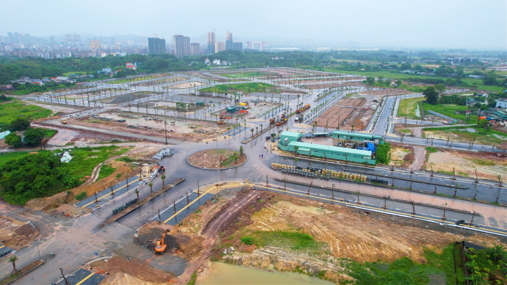 Dự án Khu đô thị đại lộ Hòa Bình kéo dài tại phường Hải Hòa (TP Móng Cái)  đẩy nhanh tiến độ thi công. Ảnh: Lê Nam
