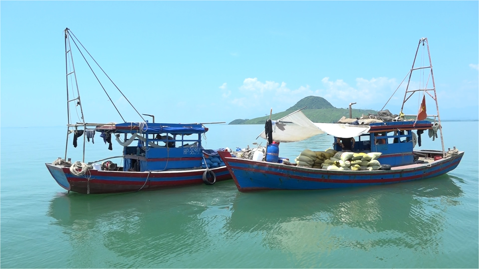 Ngư dân đánh bắt thủy sản trên vùng biển do huyện Hải Hà quản lý. Ảnh: Nguyễn Hằng (Trung tâm TT-VH Hải Hà)