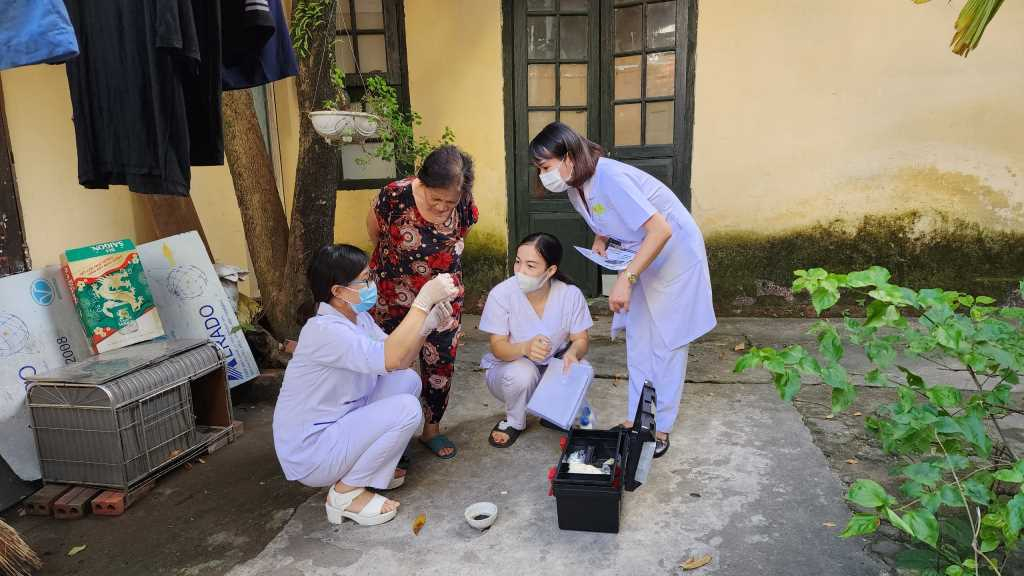 Cán bộ khoa Ký sinh trùng - Côn trùng (CDC Quảng Ninh) giám sát, điều tra muỗi, lăng quăng tại TP Hạ Long. Ảnh CDC Quảng Ninh.