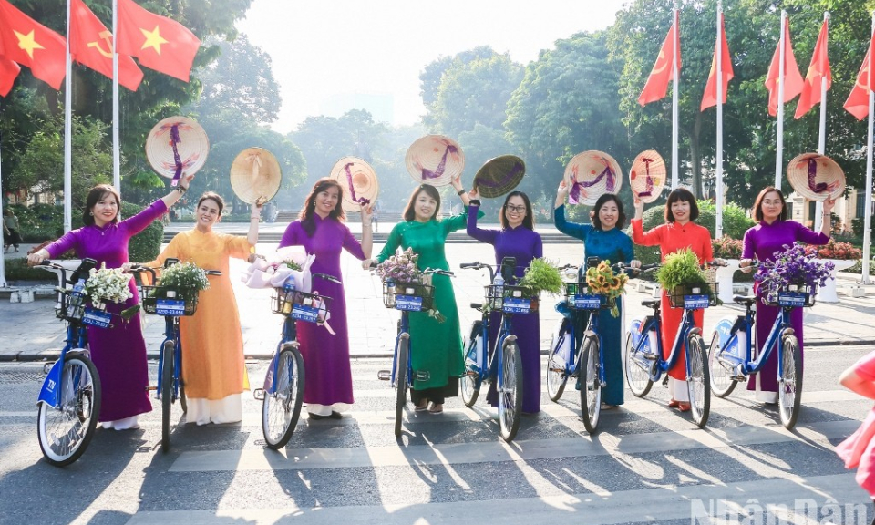 Diễu hành áo dài trong Ngày Tết Độc lập