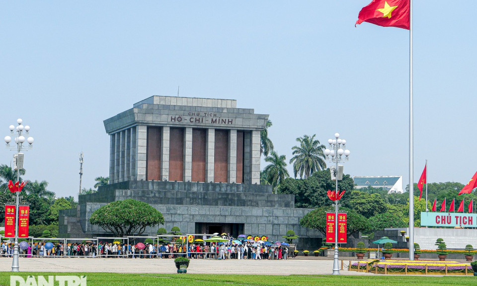 Người dân vượt cả trăm km xếp hàng chờ vào Lăng viếng Chủ tịch Hồ Chí Minh