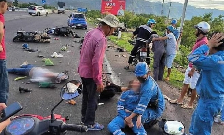 Ô tô tông hàng loạt xe máy dừng đèn đỏ trên QL1, nhiều người bị thương