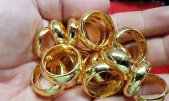 Cụ bà mang 13 chỉ vàng tích góp đem bán, gửi tiền cho kẻ mạo danh công an 