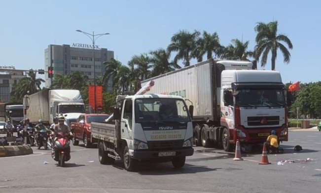 Quảng Trị: Xe đầu kéo va chạm với xe môtô, 2 vợ chồng thương vong