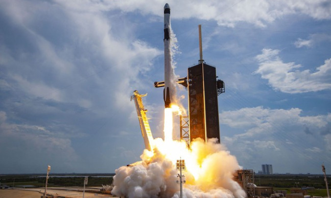 SpaceX phóng 13 vệ tinh quân sự lên quỹ đạo thấp quanh Trái đất
