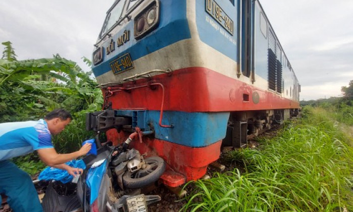 Đồng Nai: Tàu hoả tông xe máy, 2 người tử vong