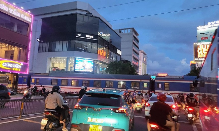 Tàu hỏa tông người đàn ông ở TP.HCM, đường phố kẹt cứng