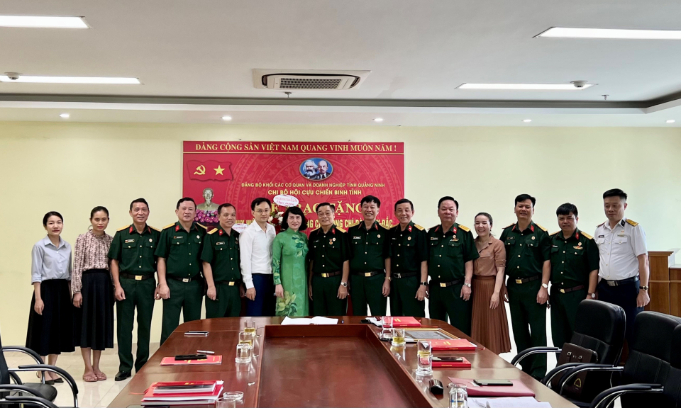 Đảng bộ Khối các cơ quan và doanh nghiệp tỉnh trao tặng Huy hiệu Đảng