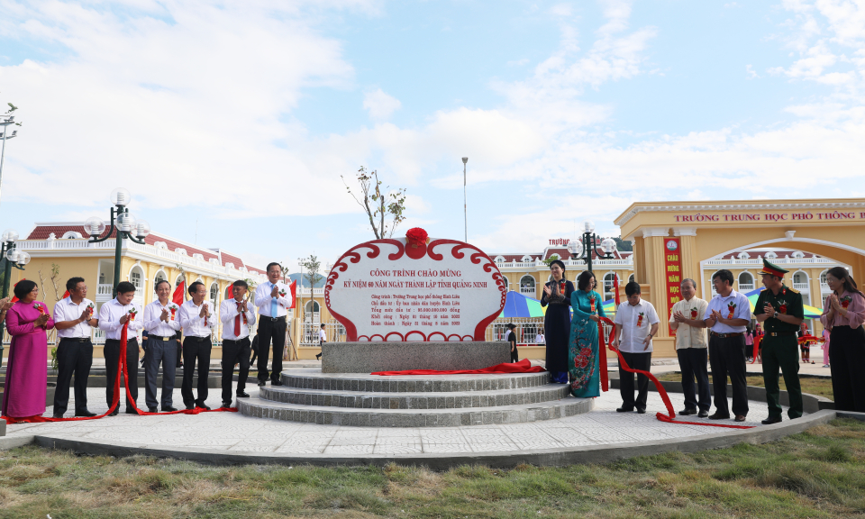 Gắn biển Công trình chào mừng kỷ niệm 60 năm Ngày thành lập tỉnh 